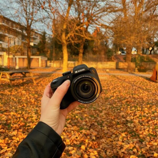 KODAK PIXPRO AZ405-BK 20MP Digital Camera 40X Optical Zoom 24mm Wide Angle Lens Optical Image Stabilization 1080P Full HD Video 3" LCD Vlogging Camera (Black)